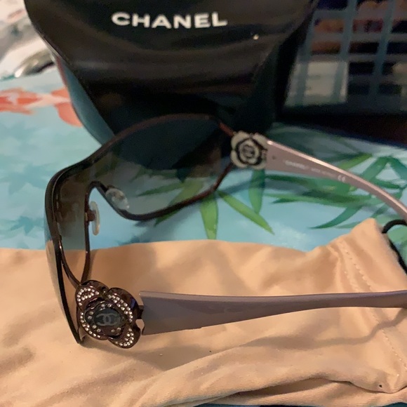 Chanel camellia sunglasses - Picture 2 of 5
